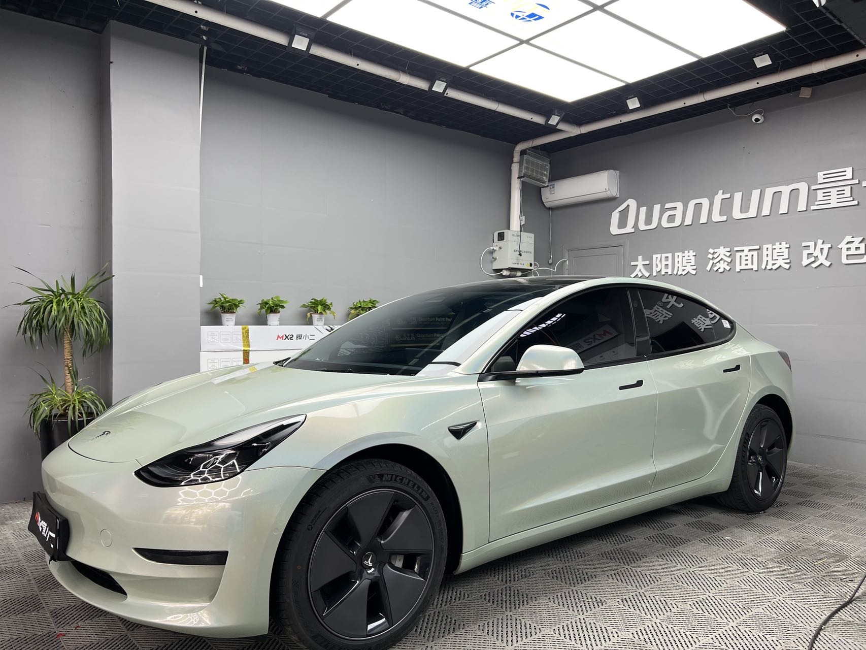特斯拉刚买8天的新车，行驶途中方向盘失灵