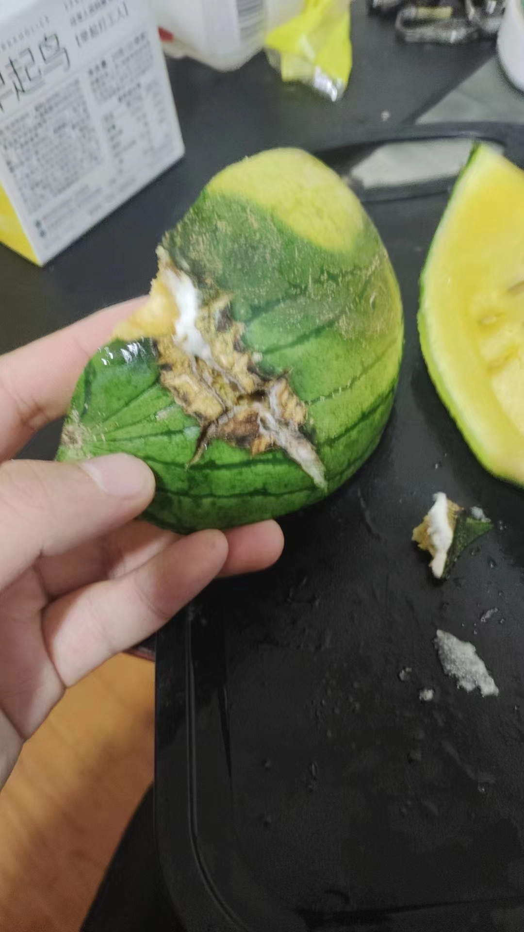 昆山东苑超市故意将发霉水果二次售卖