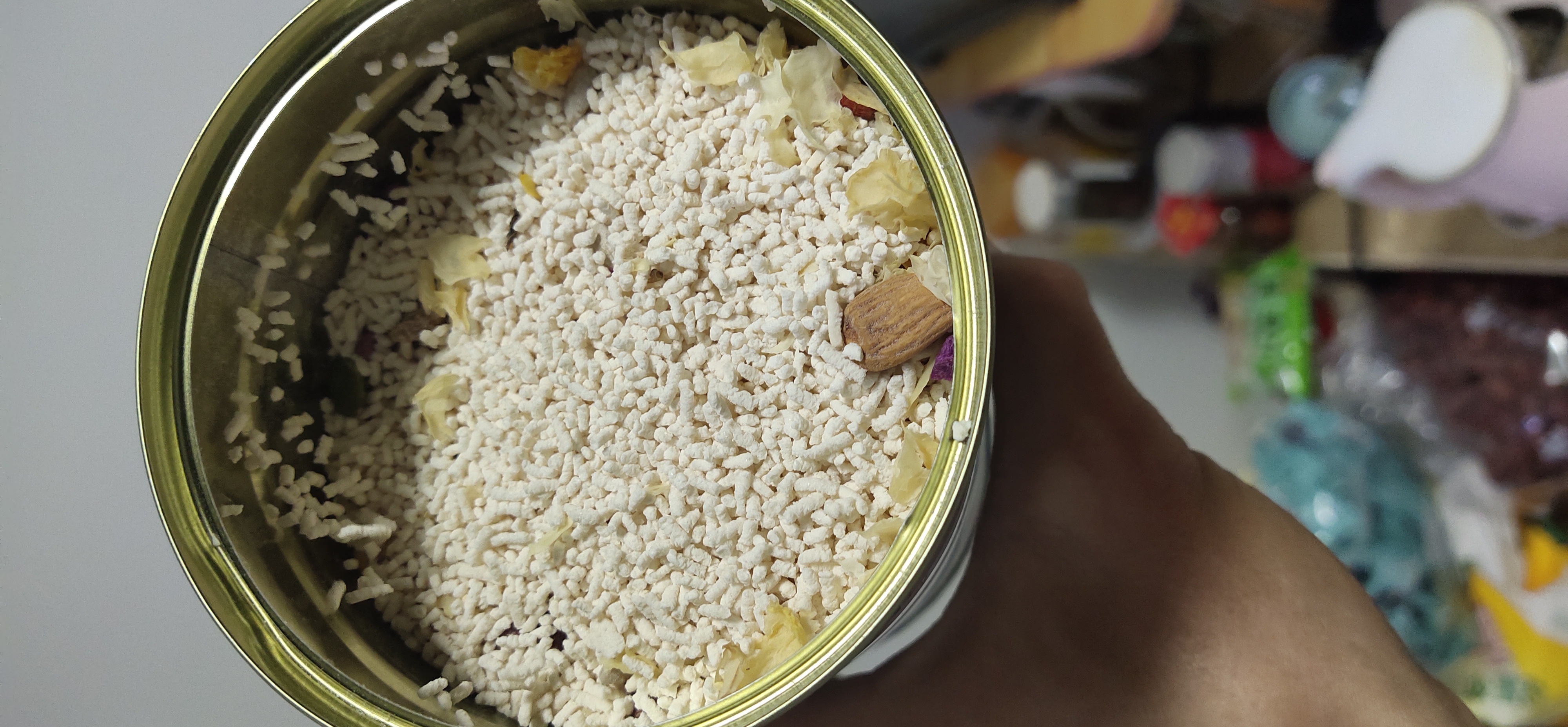 快手平台三人行食品专营店销售的红枣坚果银耳羹有质量问题，生虫子了！