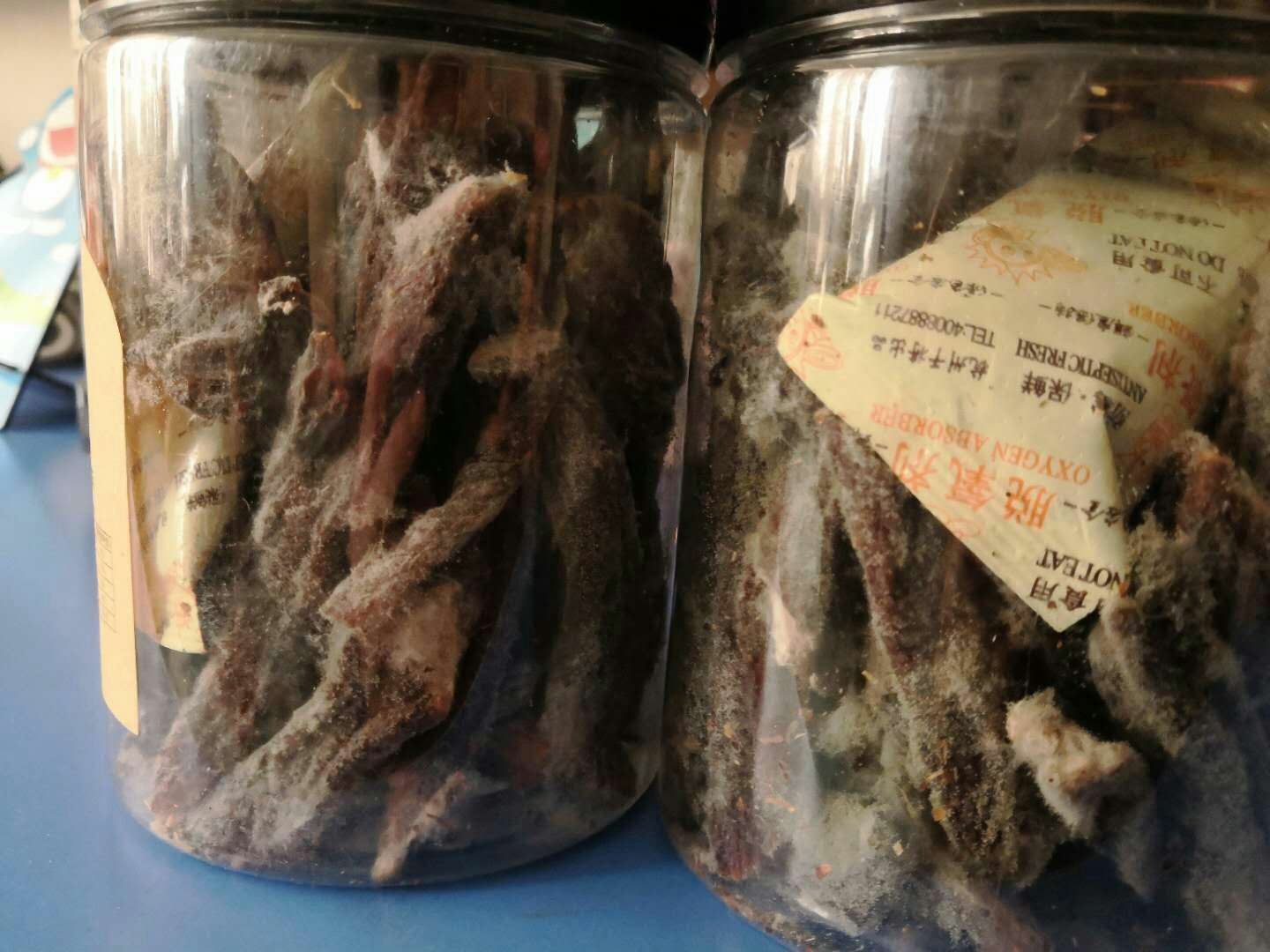 密封的风干牛肉干保质期内长毛了