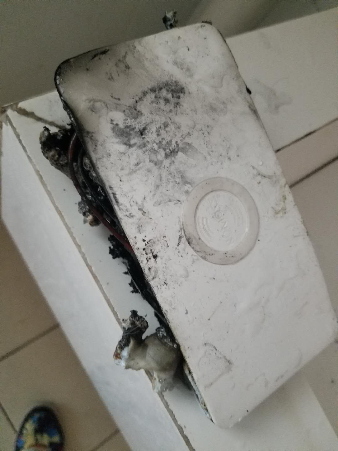 七千猫罗马仕充电宝充电中发生爆炸