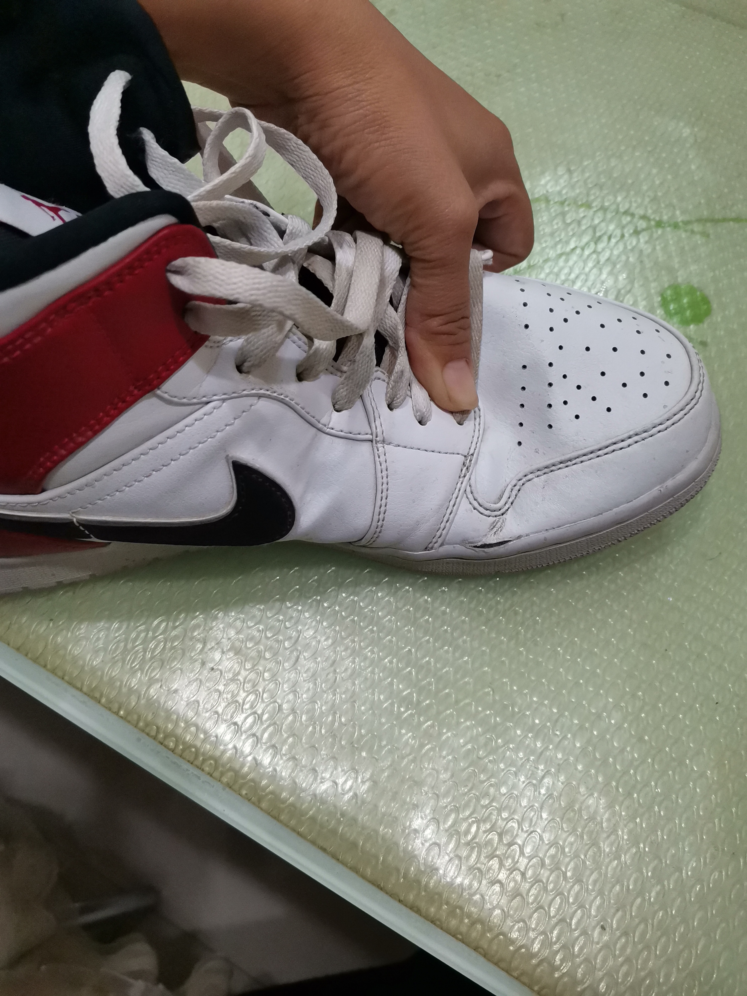 毒app购买乔丹aj鞋11天出现开胶